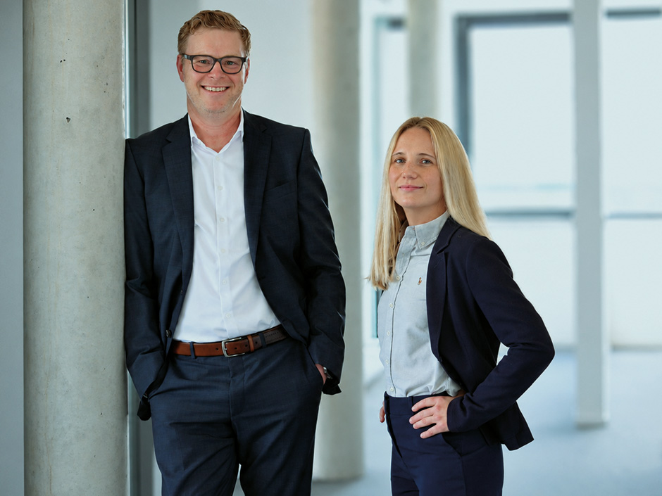 Matthias Hermann und Diana Berg, die gemeinsame Geschäftsführung der TechniData IT-Service, im Porträt, nebeneinander stehend.